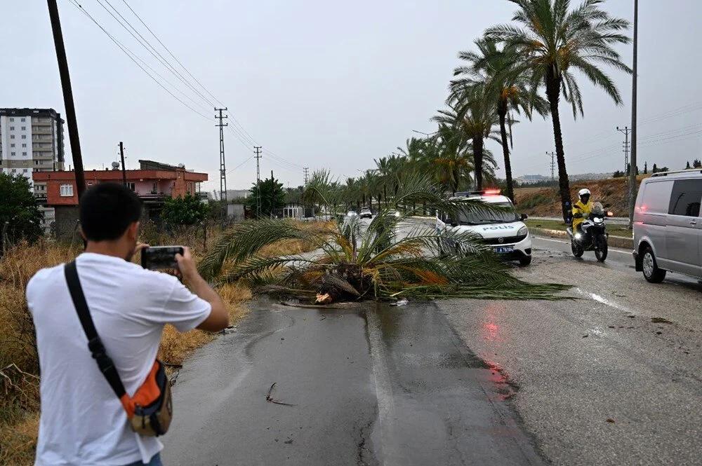 Adana’da fırtına! Ağaçlar ve panolar yıkıldı, kule vinç devrildi